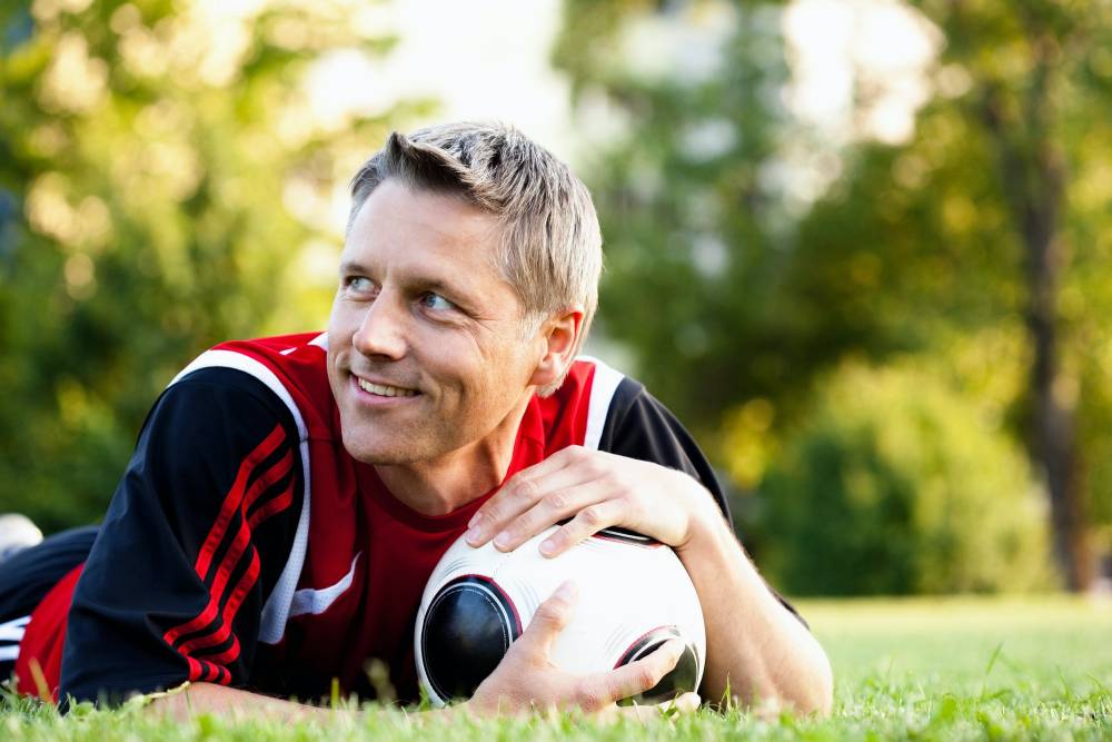 soccer-player-keeping-ball2